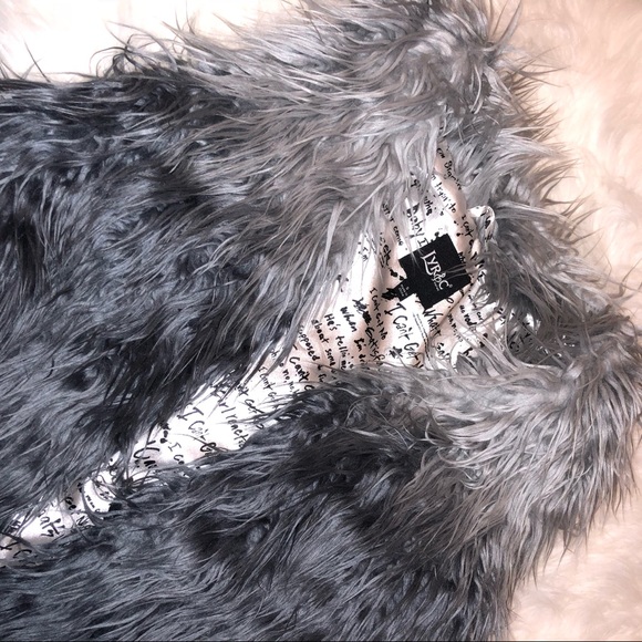 ❄️LYRIC CULTURE 3 SHADES OF GRAY FAUX FUR VEST❄️ - Picture 2 of 8